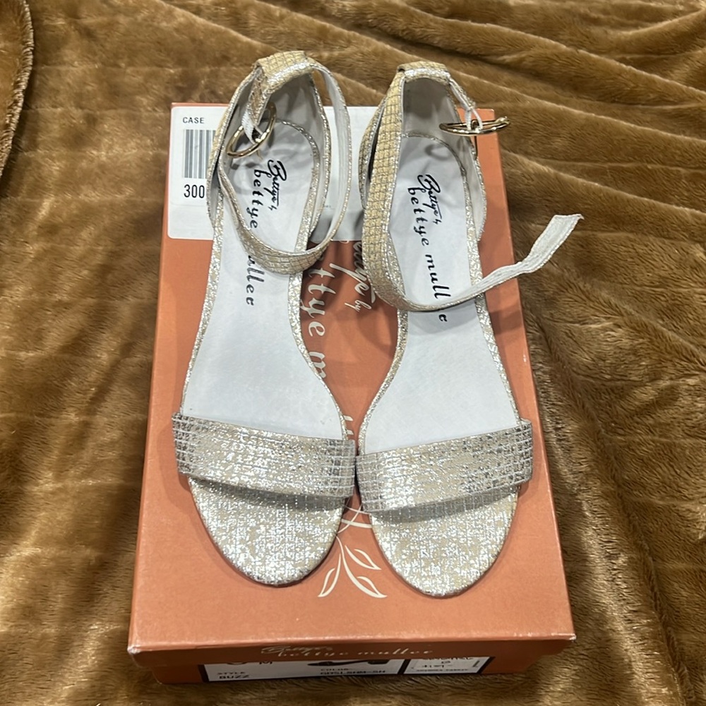 Bettye Muller Neutral Metallic sandals, sz 8